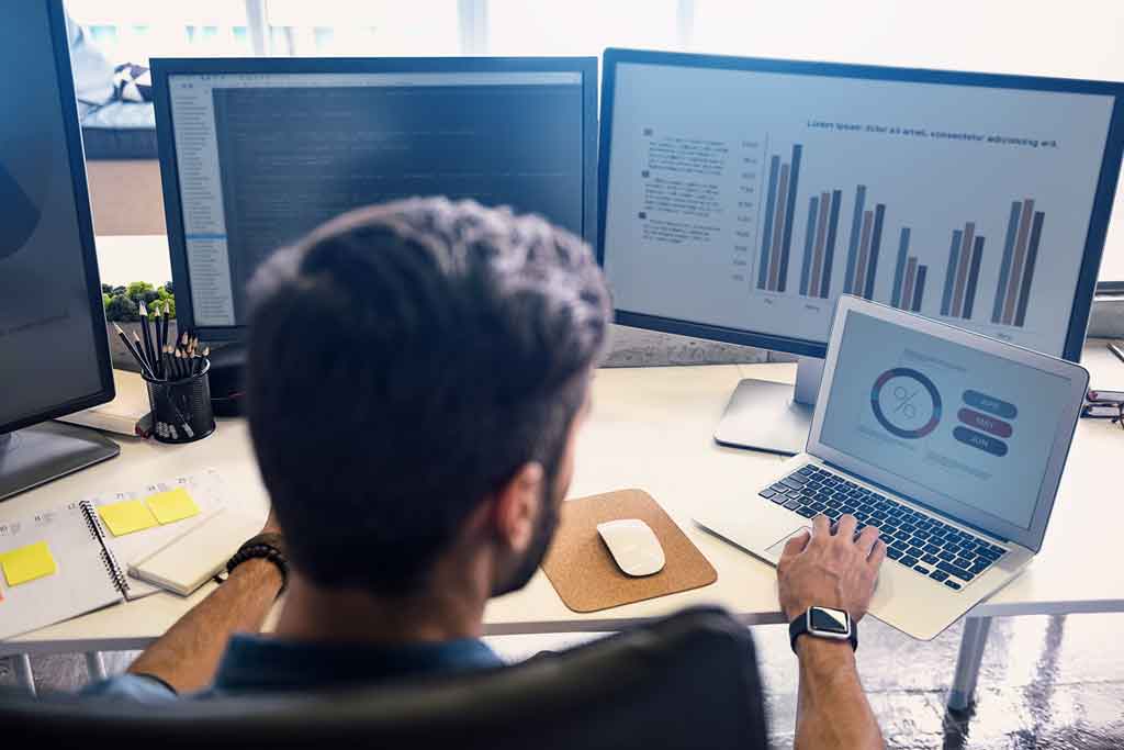 virtual assistant doing web research and analysis